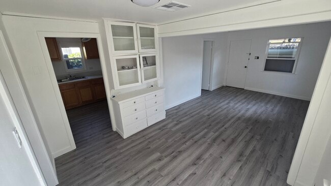 Del comedor a la sala de estar - 77 S Parkwood Ave