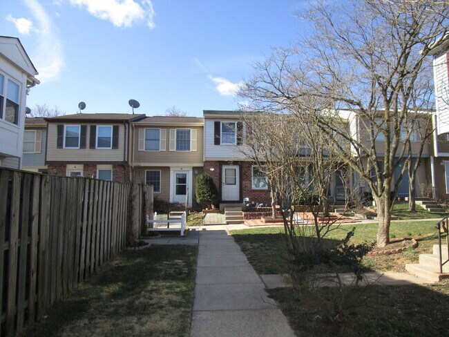 Building Photo - Gorgeous 2 BR/2 BA Townhome in Silver Spring!