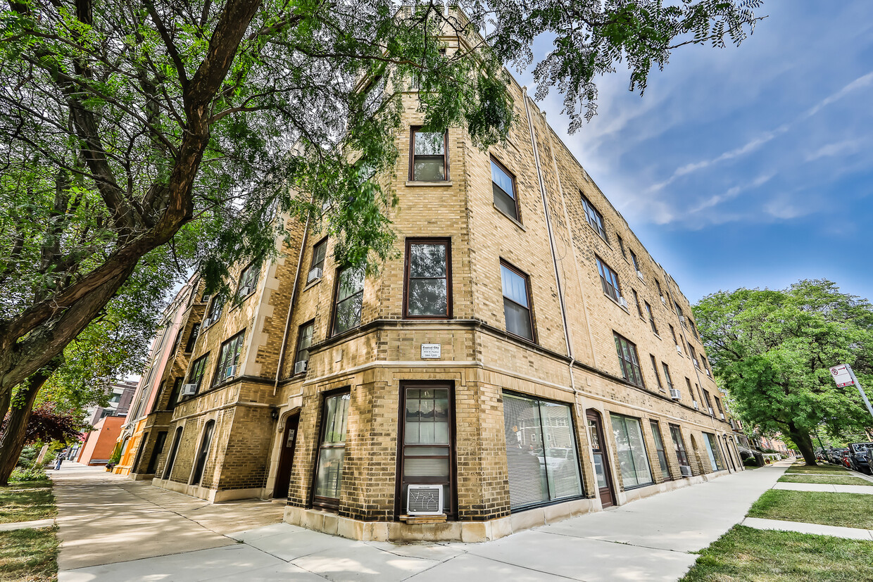 Primary Photo - 1706 W Cornelia Ave