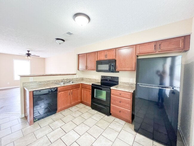 Building Photo - 2 Bedroom 1.5 Bathroom Townhome!!!