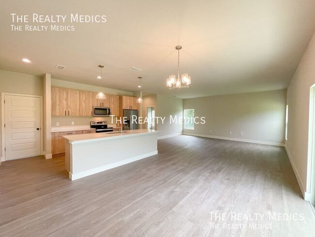 Building Photo - Available NOW! Adorable 4 Bedroom, 2 Bathr...