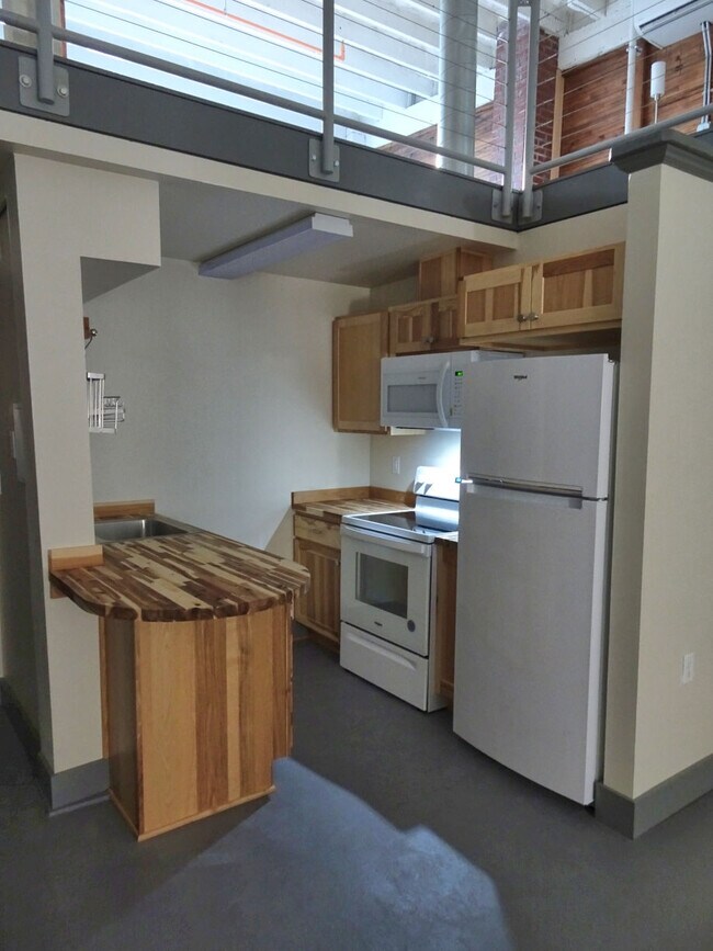 Kitchen all new appliances - 415 SW 2nd St