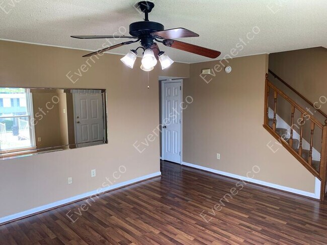 Building Photo - 2558 Hampstead Dr