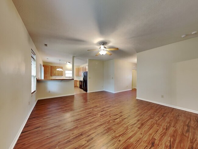 Foto del edificio - 3 bed 2 bath in Avon with privacy fence an...