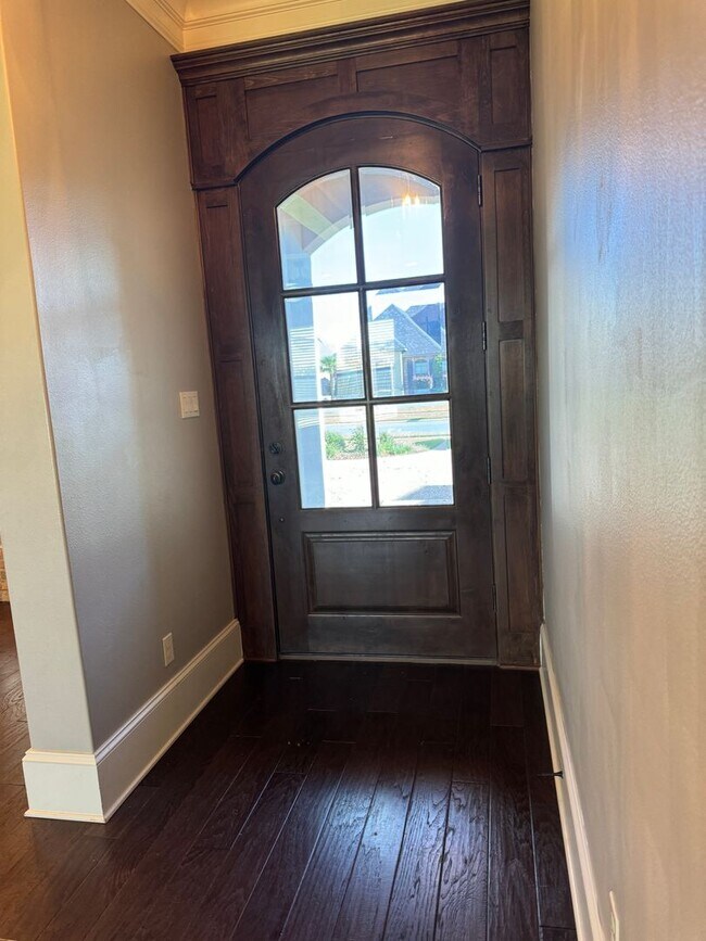 Foto del edificio - Gated community with community POOL!!!!