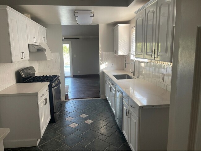 Foto del edificio - 11210 Paso Robles Ave