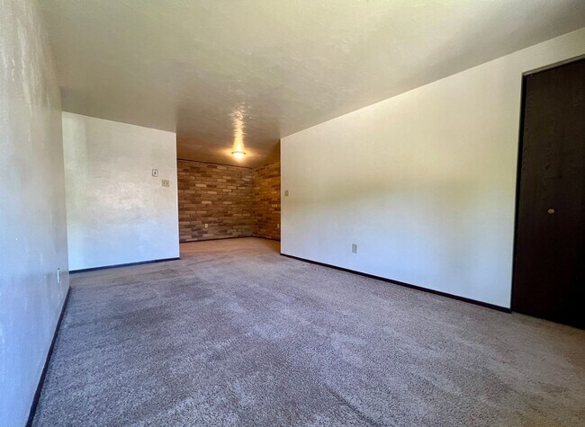 Building Photo - Amazing One Bedroom on the Second Floor! B...