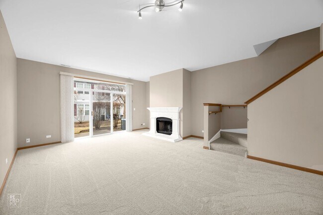 Foto del edificio - GORGEOUS 2 BEDROOM TOWNHOME LOCATED IN LINDENHURST AVAILABLE JUNE 14!
