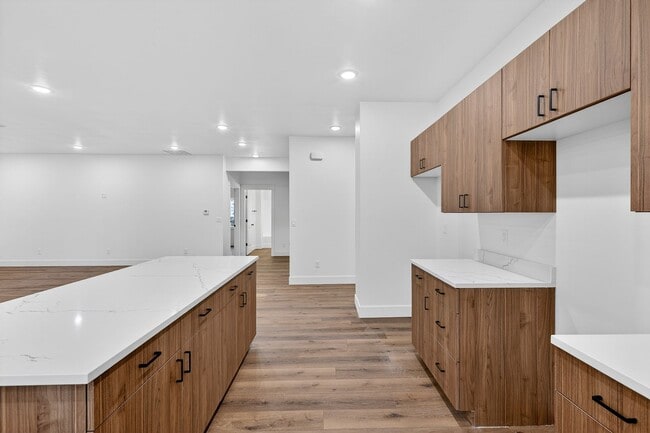 Building Photo - L199ER