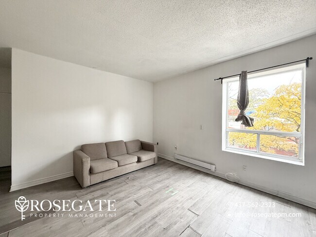 Photo du bâtiment - Spacious 3-Bedroom + Den Apartment in Vibrant Downtown Toronto