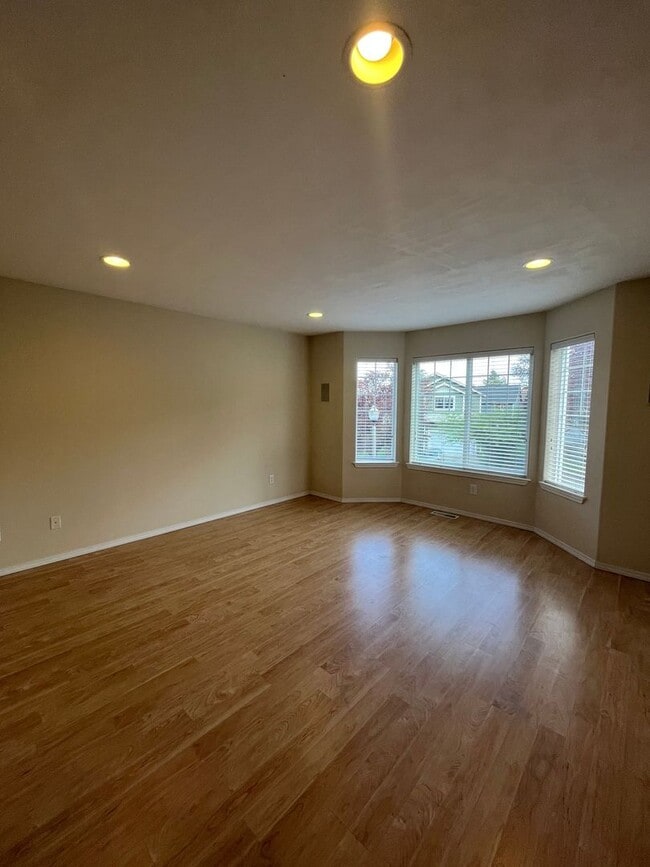 Building Photo - Large Home in Central Bellingham Close to ...
