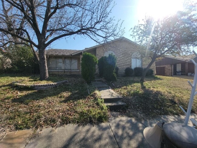 Building Photo - 2118 Cedarcrest Dr