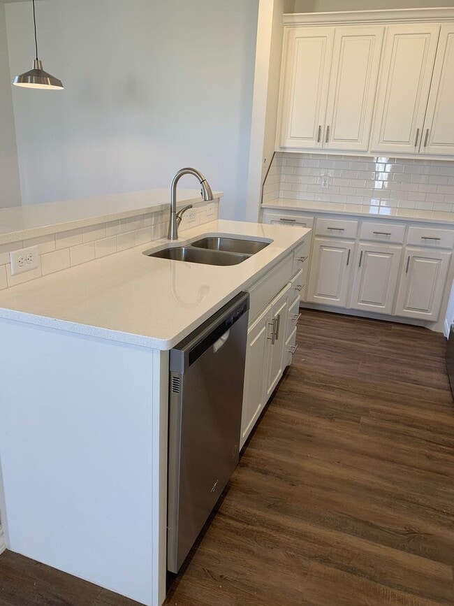 Building Photo - Brand new open concept quartz countertops