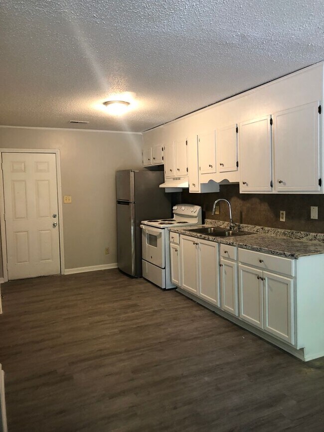 Building Photo - MOVE-IN READY!