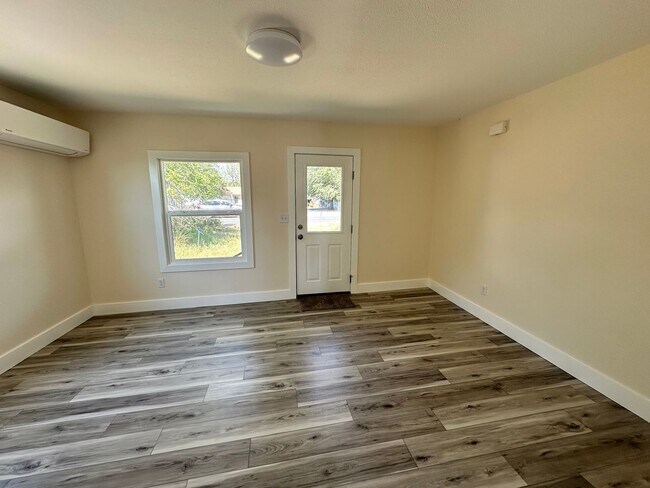 Building Photo - 2 bedroom 1 bath House