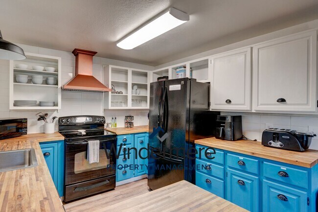 Building Photo - Fully Furnished 3 Bedroom/2 Bathroom