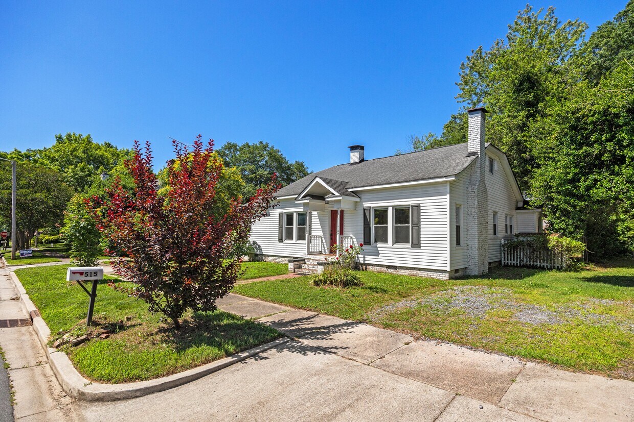 Primary Photo - 515 College Ave