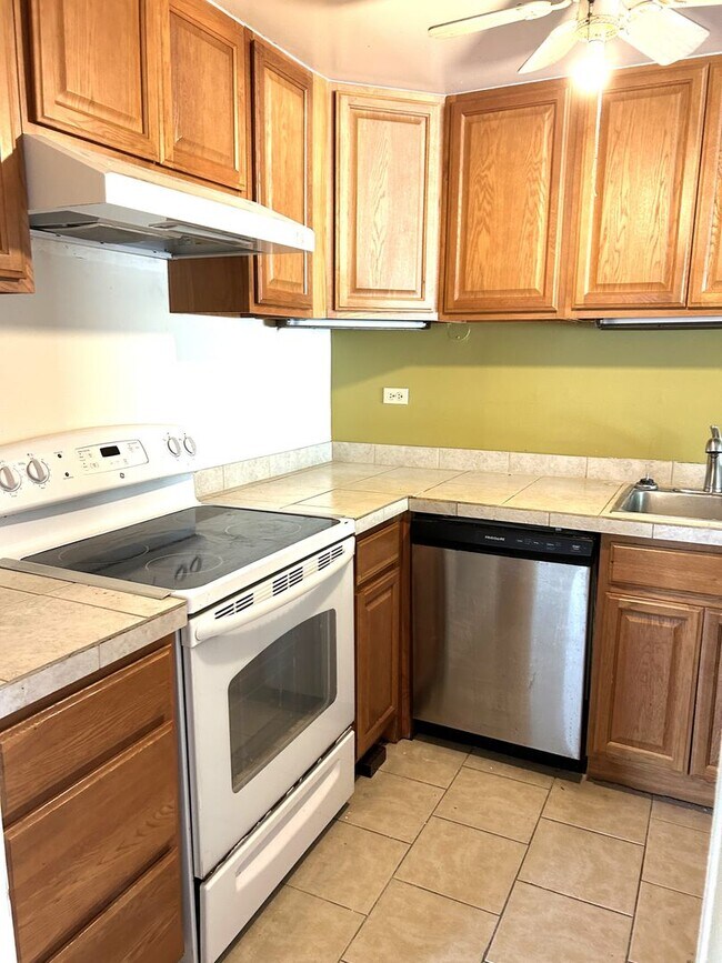Building Photo - 2 Bedroom 2 Bath Unfurnished Condo