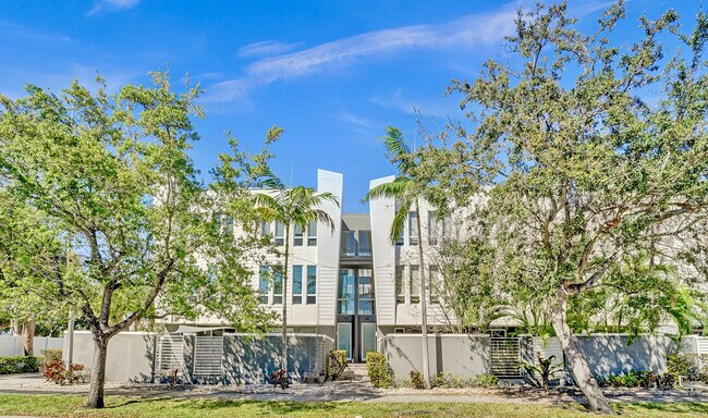 Building Photo - 703 SE 16th Ct