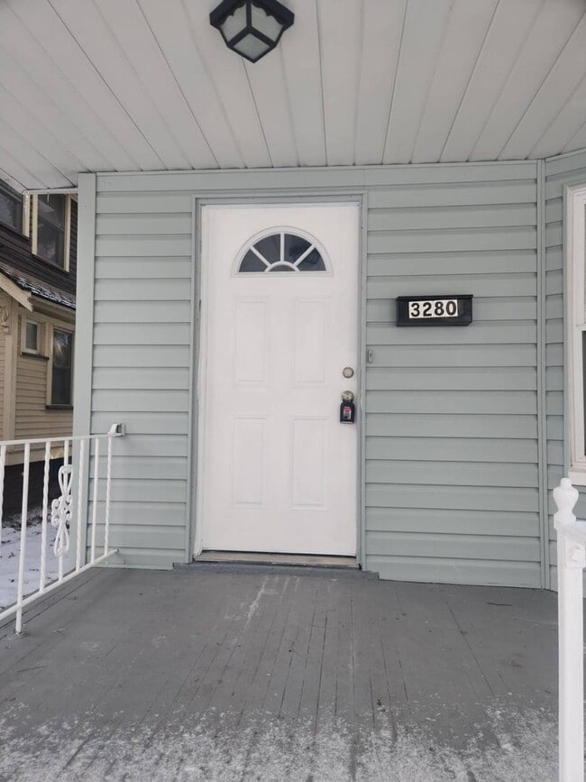 Building Photo - Charming 4-Bedroom Property in Prime Location