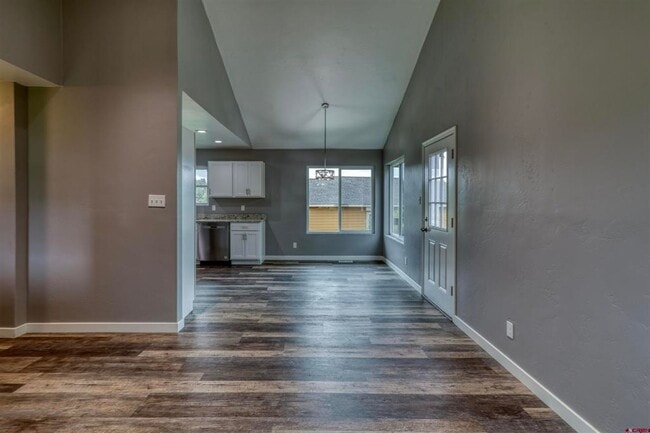 Building Photo - Single Family 2BR/2BTH Close to Town!