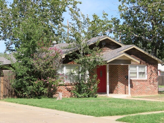 Building Photo - Beautiful Home Super Close to Tech!