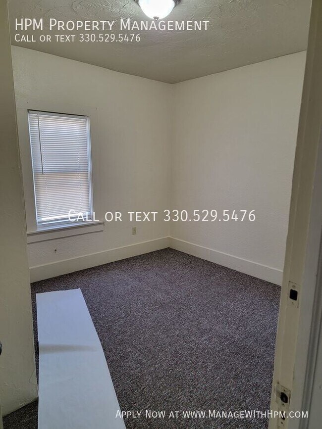 Building Photo - 2 bedroom townhouse near Akron university