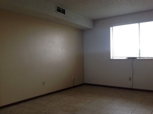 Building Photo - Town House Available- Great Location