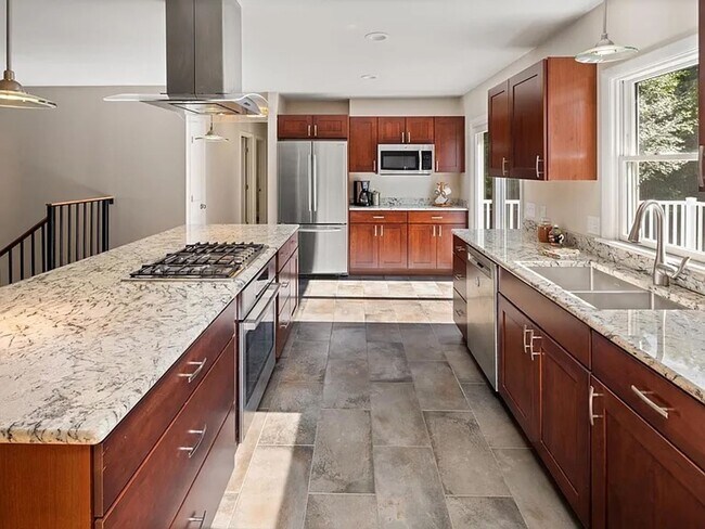 Foto del edificio - Modern Comfort on East Terrace — Perfect for Families or Professionals