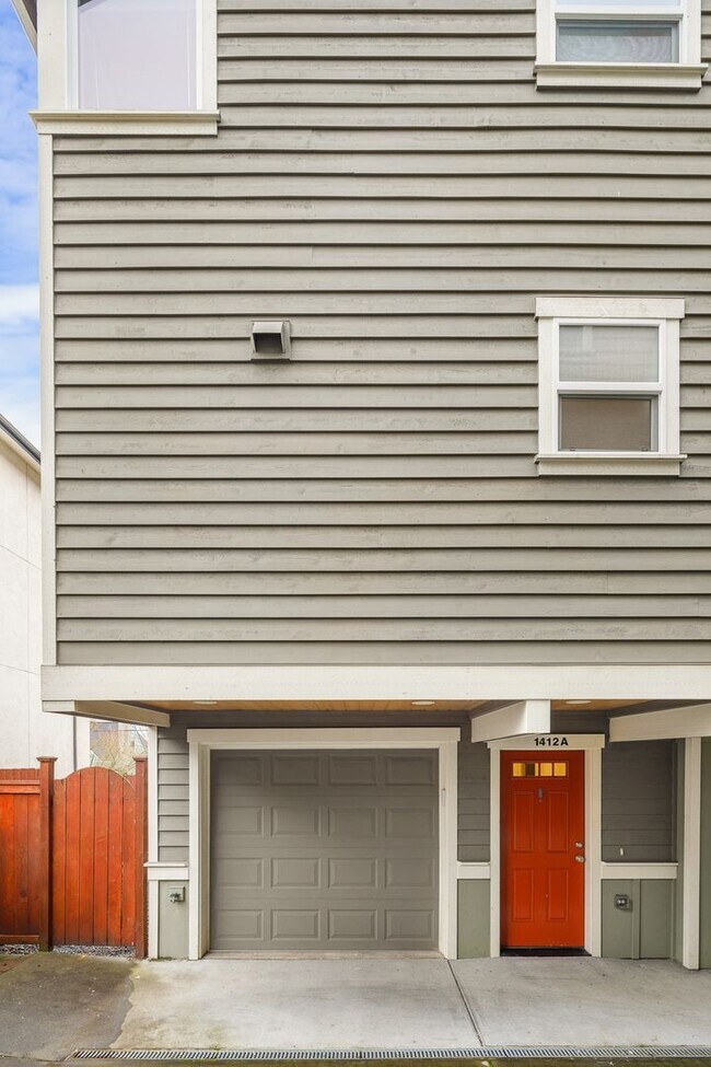 Foto del edificio - Fantastic Ballard 3 Bedroom 3 Bath Townhouse w/ Garage