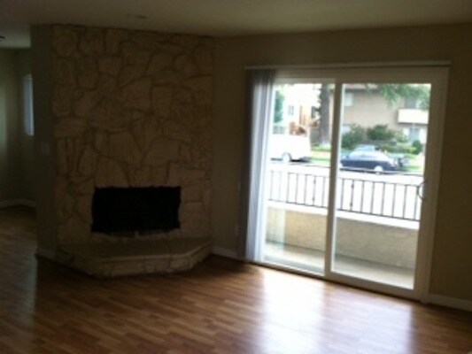 Living Room Fireplace - 6620 Hazeltine Ave