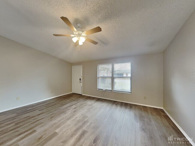 Foto del edificio - 7845 Glencoe Dr