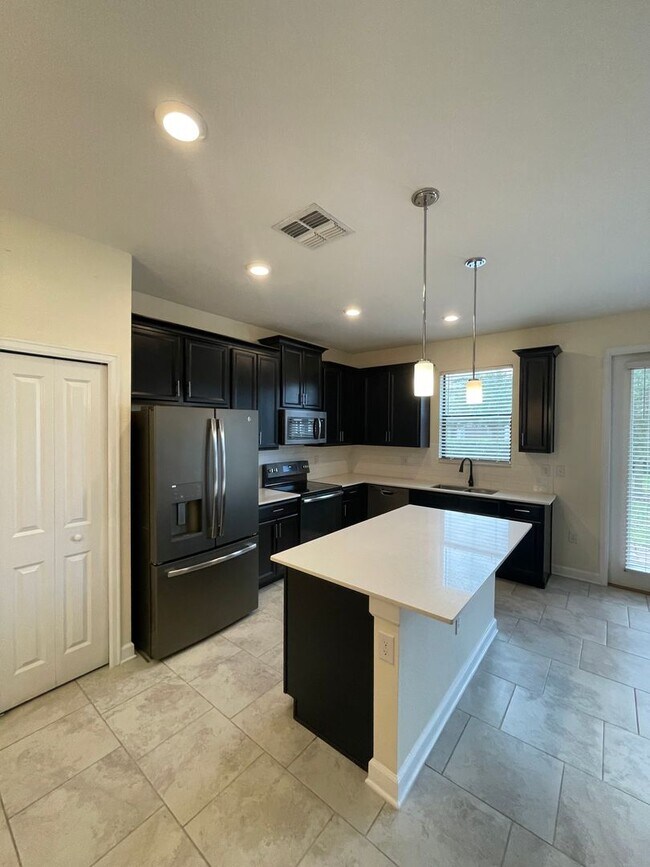 Foto del edificio - Beautiful 4 Bedroom Townhome in Davenport!
