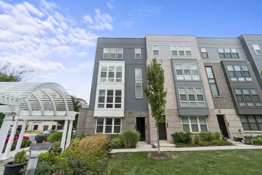 Foto principal - 3 Bed, 2.5 Bath MetroPark Condo at Arrowbrook
