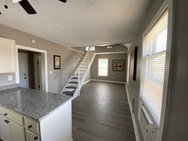 Building Photo - Very attractive 2BR 1/2 duplex