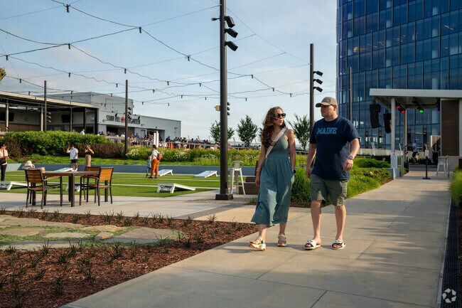 Live Entertainment at Starr Hill provides a unique and fun atmosphere in Tysons.