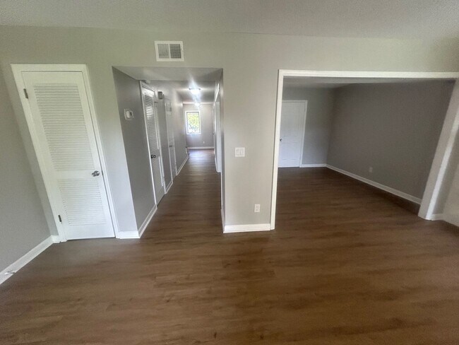 Foto del edificio - 137 Lionsgate Dr
