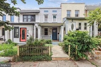Building Photo - 1734 L St NE