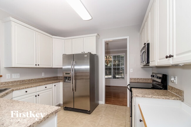 Building Photo - 501 Willowview Dr