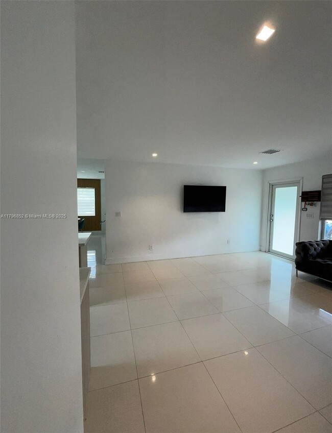 Foto del edificio - 2050 N 57th Terrace