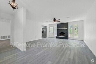 Building Photo - 2213 Ridgewood Dr