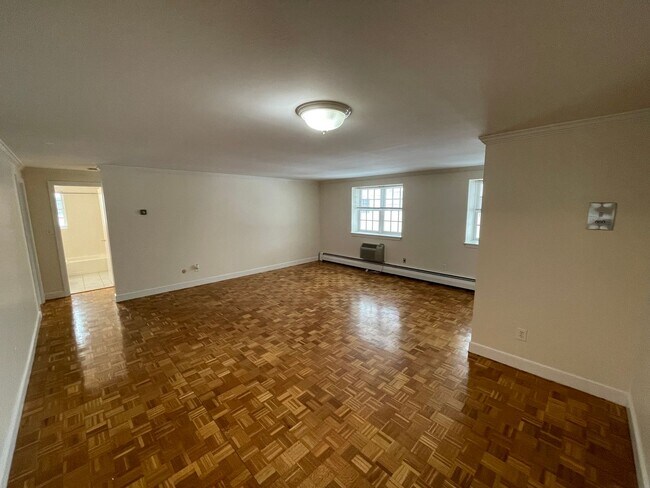Foto del edificio - Garden style apartment with courtyard in historic Lexington, Mass