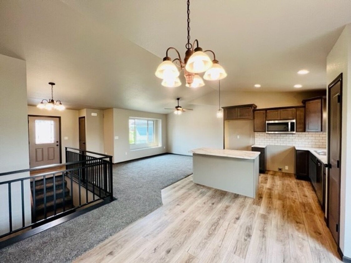 Foto principal - NEWER 4 Bedroom, 3 Bath Home for Rent