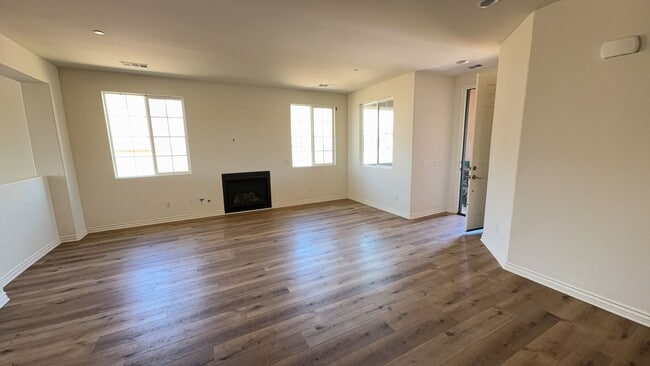 Building Photo - 3 BEDROOM VICTORVILLE HOME