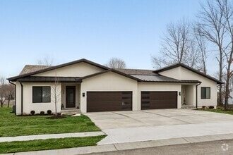 Building Photo - 102 E Maplewood Ln