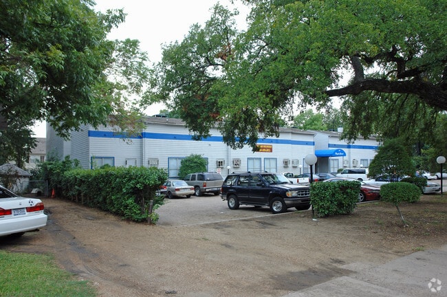 Building Photo - Royal Court Apartments