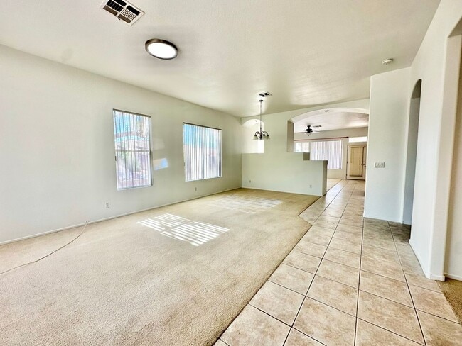 Foto del edificio - Single Story with 3 Car Garage & No HOA