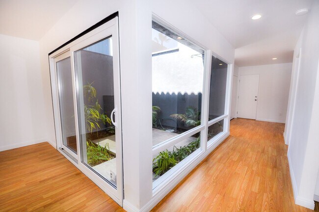 Foto del edificio - Coronado Cays 4 bd/2.5 ba home in Bahama Village