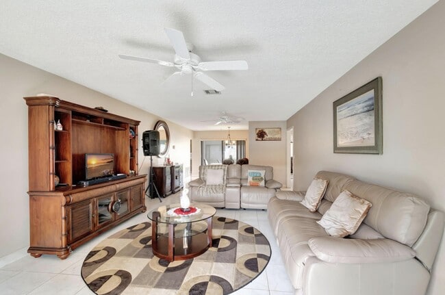 Foto del edificio - 4660 Greentree Pl