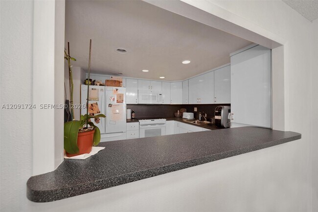 Foto del edificio - 18151 NE 31st Ct